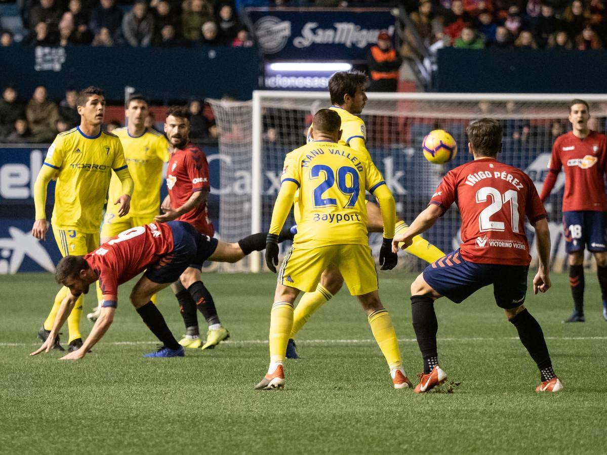 El Osasuna gana por dos goles a uno al Cádiz C.F. en el Sadar