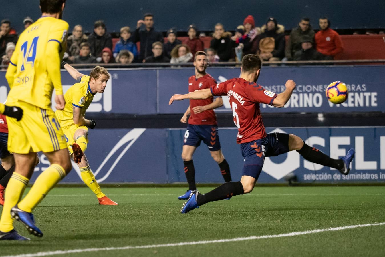 El Osasuna gana por dos goles a uno al Cádiz C.F. en el Sadar