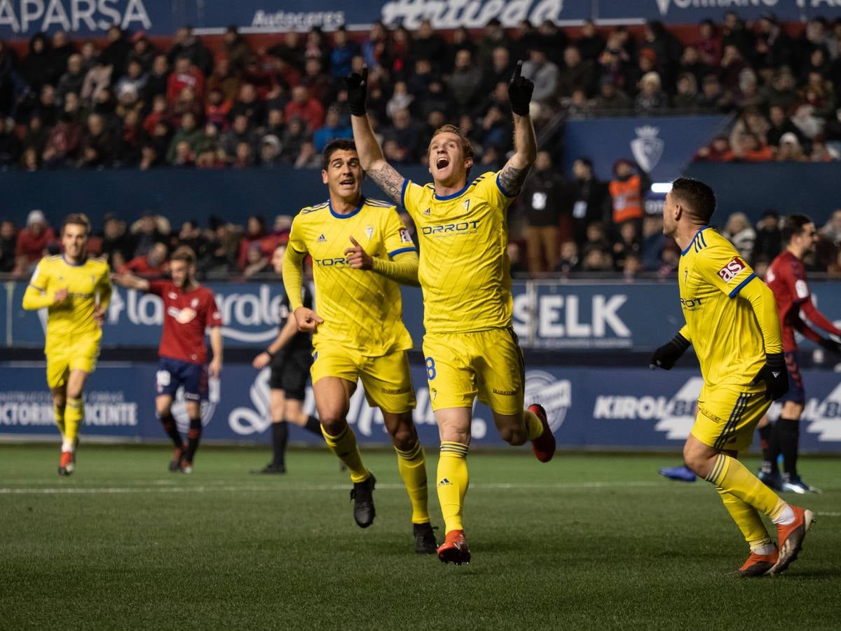 El Osasuna gana por dos goles a uno al Cádiz C.F. en el Sadar