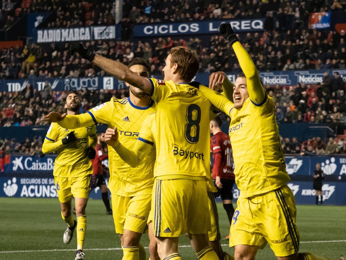 El Osasuna gana por dos goles a uno al Cádiz C.F. en el Sadar