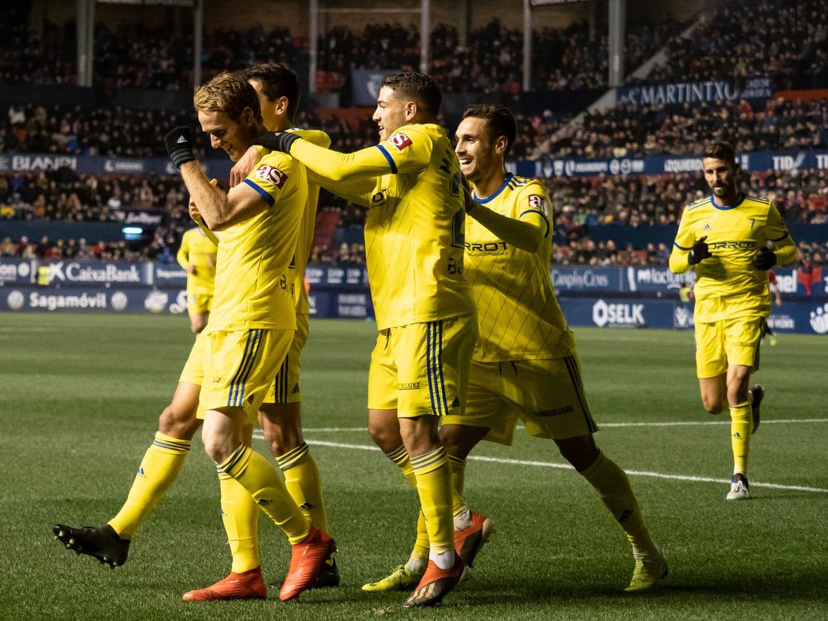 El Osasuna gana por dos goles a uno al Cádiz C.F. en el Sadar