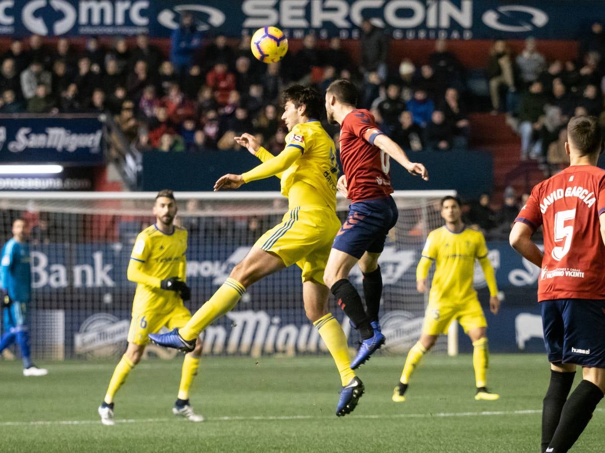 El Osasuna gana por dos goles a uno al Cádiz C.F. en el Sadar