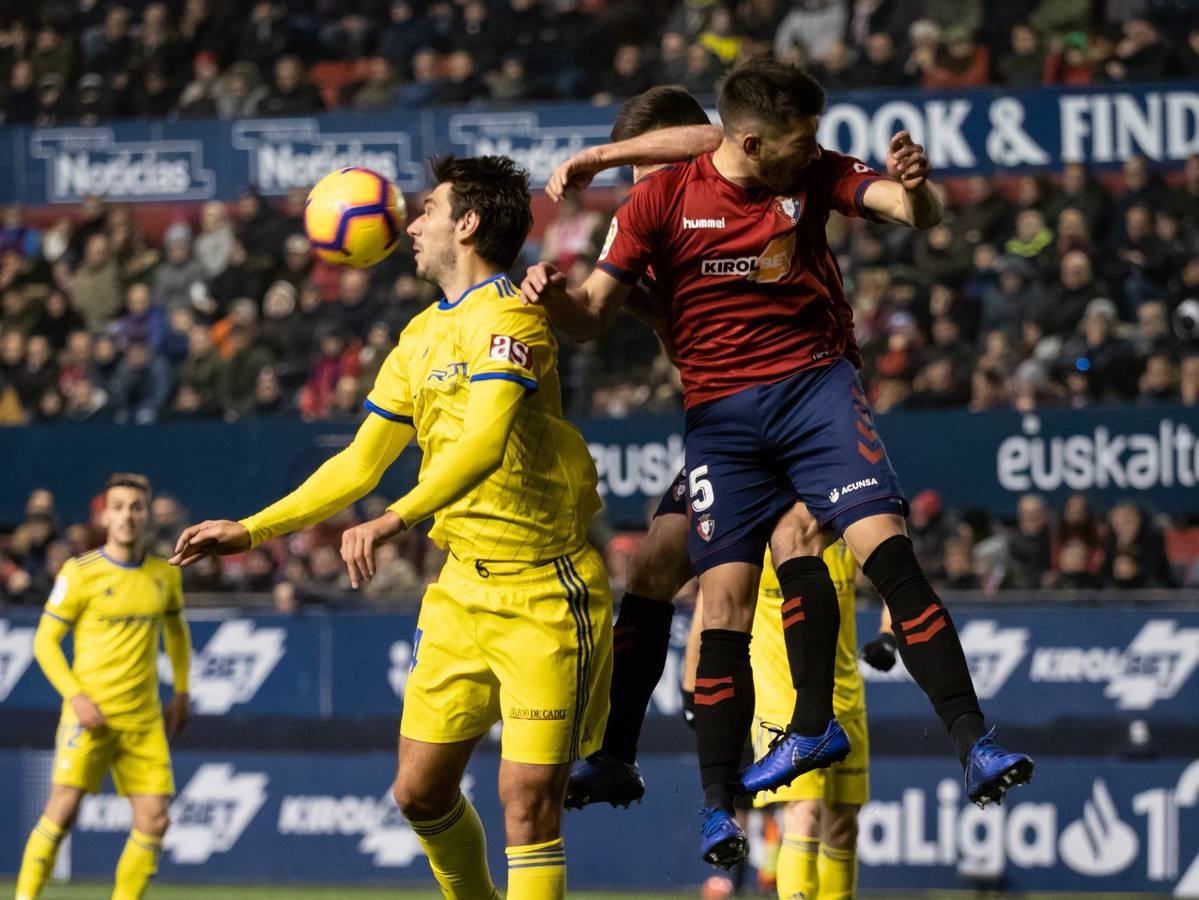 El Osasuna gana por dos goles a uno al Cádiz C.F. en el Sadar