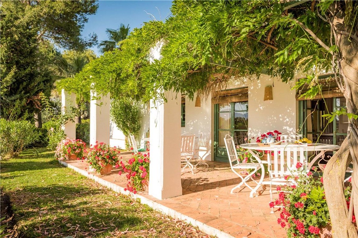 El príncipe Alfonso von Hohenlohe fue un gran promotor inmobiliario germano-español, creador de numerosos complejos turísticos en la Costa del Sol y fundador del Marbella Club en 1954, en la ciudad malagueña. Gracias a él, numerosas caras conocidas como aristócratas europeos, líderes empresariales y actores de Hollywood llegaban hasta España en busca de lugares exclusivos.