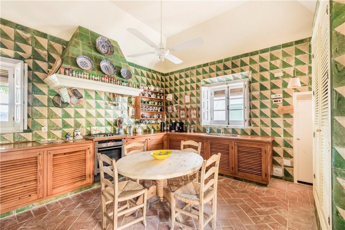 El banquero mercantil Christopher Balfour y su socio Nichol Fleming, hijo del célebre aventurero y escritor de viajes Peter Fleming y la actriz Celia Johnson (y sobrino del creador de James Bond, Ian Fleming) quedaron tan impresionados con la casa de los Goldsmiths que pidieron a un conocido arquitecto que les diseñara una casa igual.