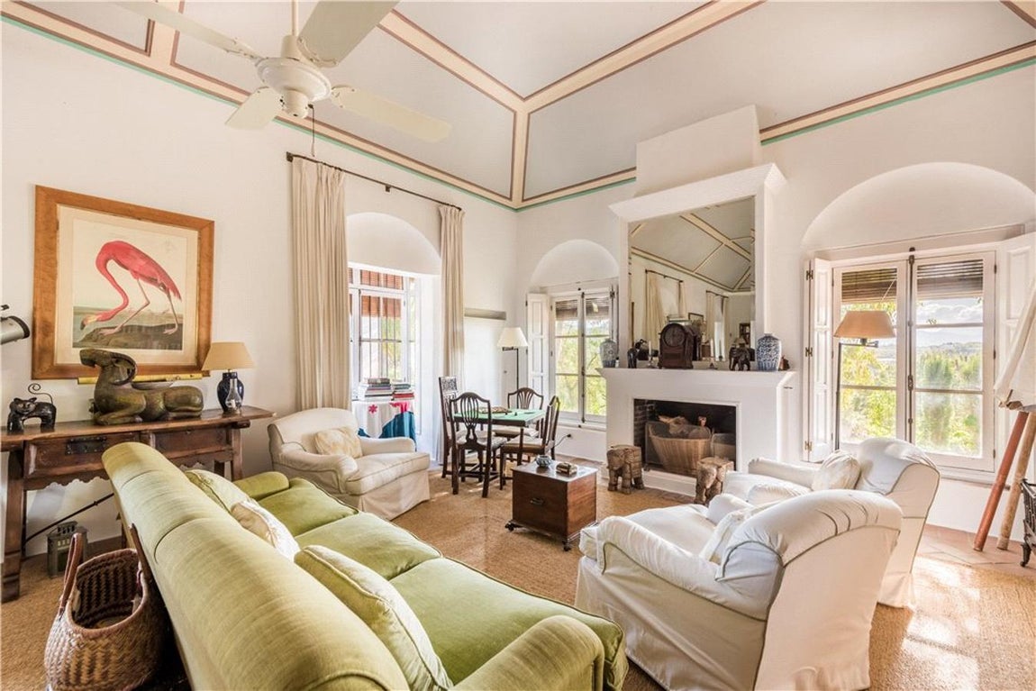 Tras su jubilación, Balfour ha pasado mucho más tiempo en la propiedad, así como muchas noches en el Marbella Club. “La familia Hohenlohe celebró las mejores fiestas de todos los tiempos. Después de que Nichol murió, encontré a muchos amigos en el restaurante del club”.