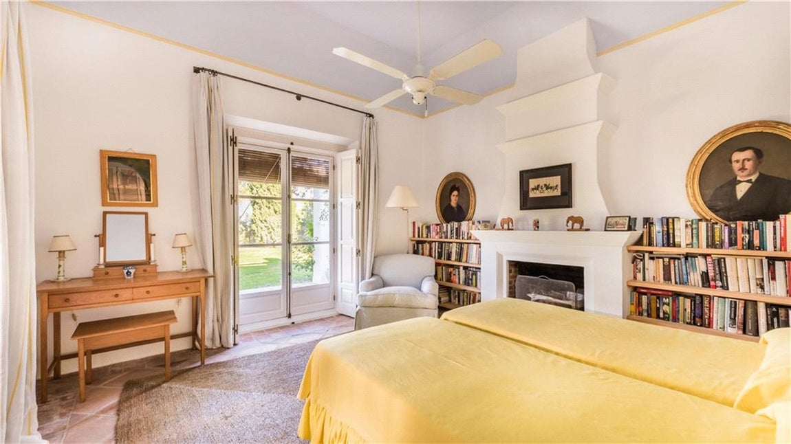 Al parecer, los príncipes británicos fueron íntimos del banquero ya que Lady Di lo conoció cuando era director de una famosa casa de subastas, encargada de la célebre puja con los vestidos de firma pertenecientes a la princesa. Más tarde, ella se hospedaría en numerosas ocasiones en esta exclusiva casa.