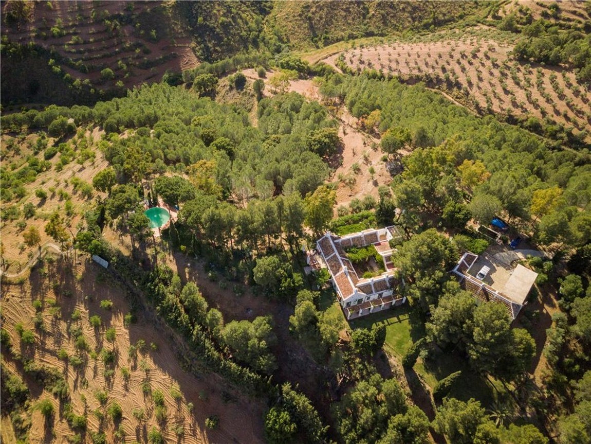 Ahora, más de 70 años desde su creación, la finca se encuentra a la venta porque “las fiestas no son como solían ser hace 30 años”, y puede ser adquirida por 1,3 millones de euros. Es Knight Frank la empresa encargada de su venta, también responsable de numerosas ventas de otros grandes famosos.