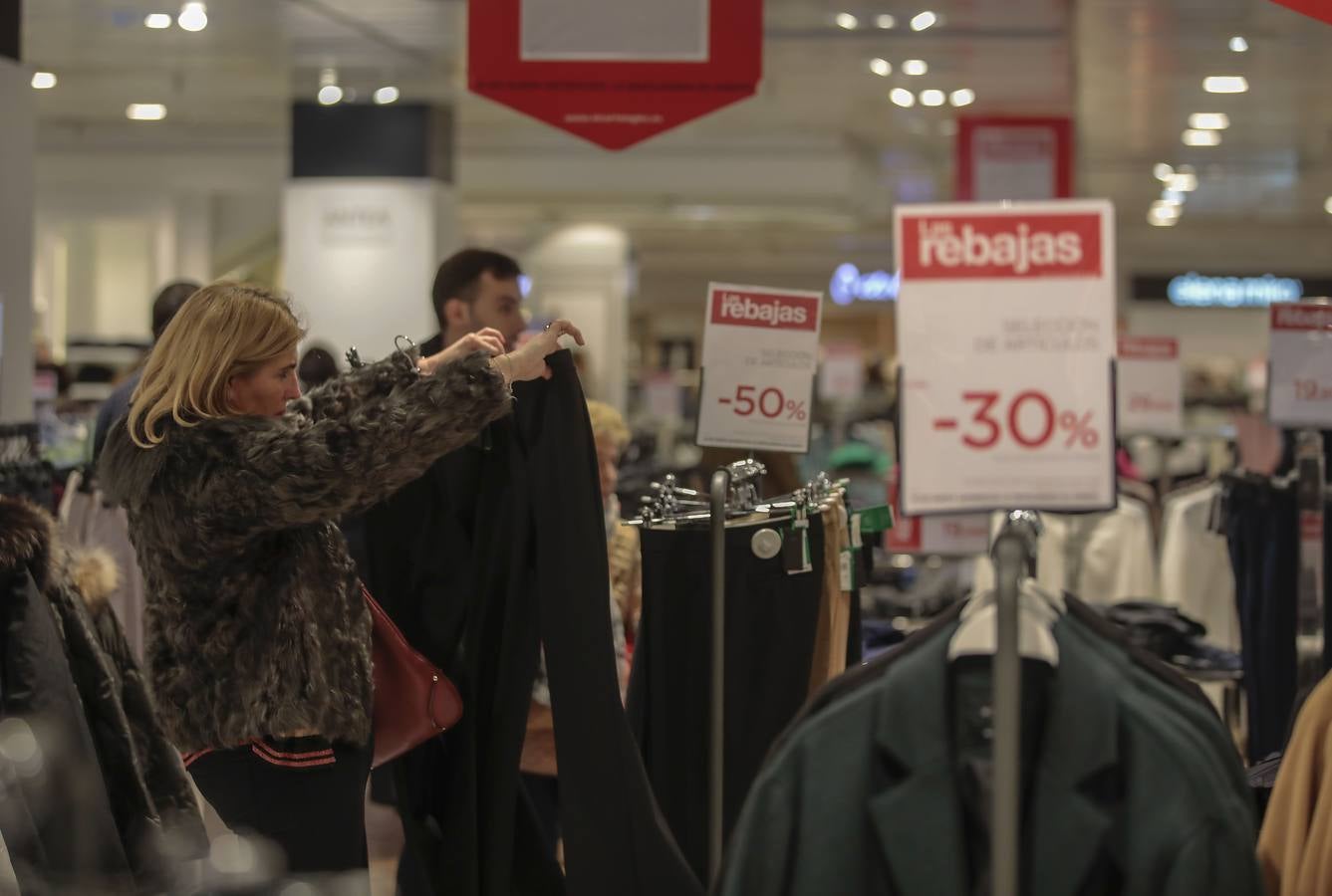 Las imágenes del primer día de las rebajas en Sevilla