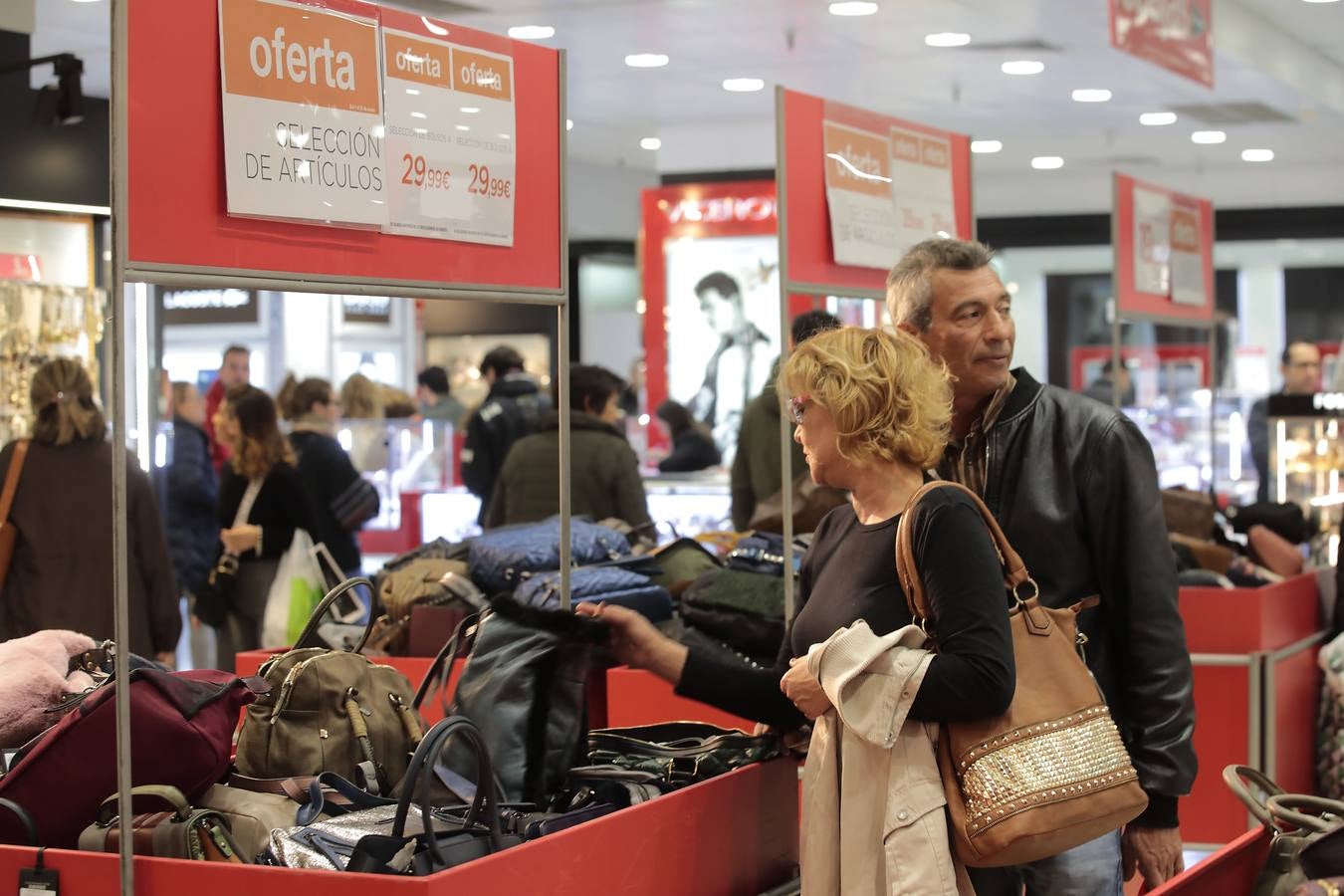 Las imágenes del primer día de las rebajas en Sevilla