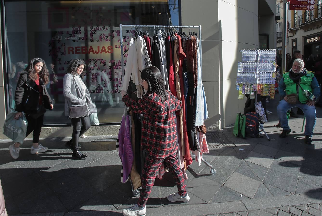 Las imágenes del primer día de las rebajas en Sevilla