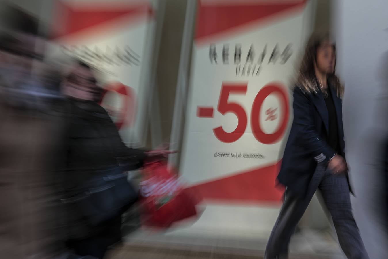 Las imágenes del primer día de las rebajas en Sevilla