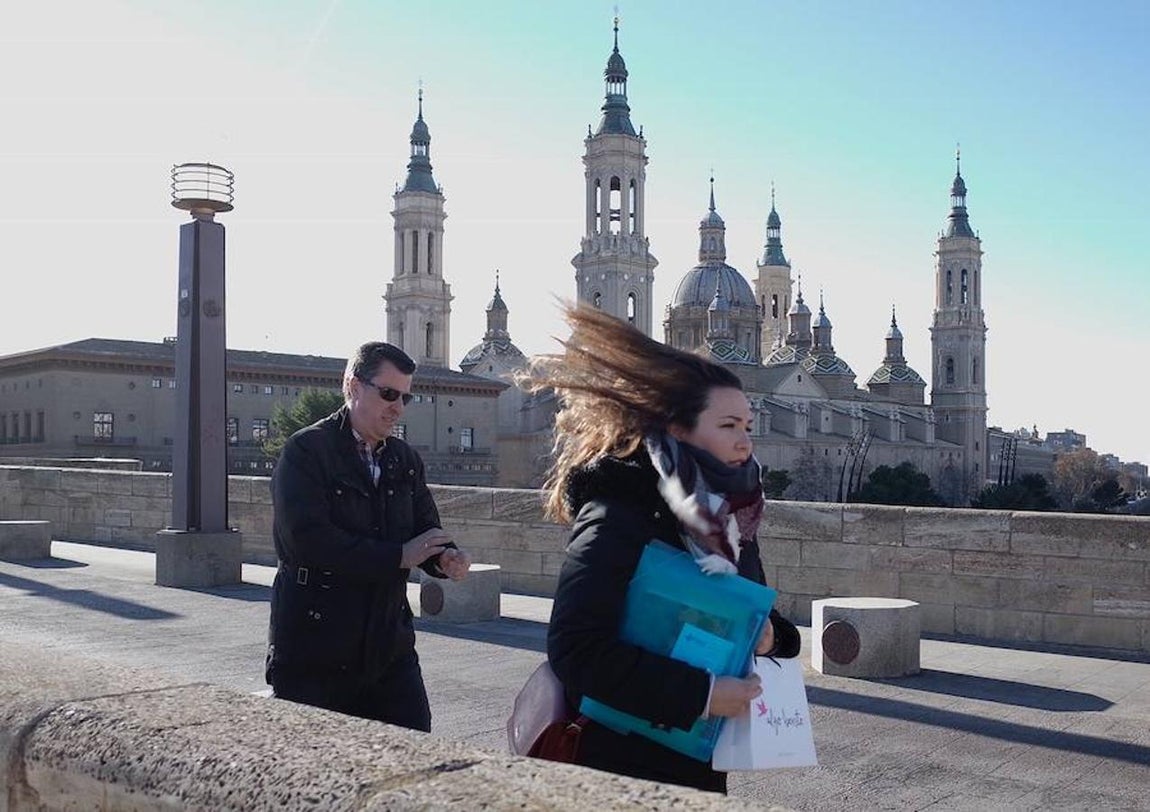 El cierzo sopla con fuerza en Zaragoza. 