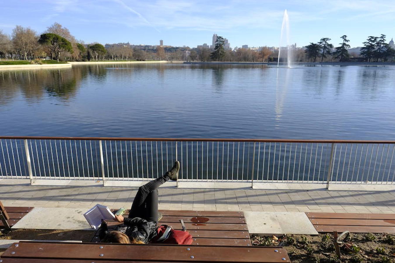 7. Las nuevas hamacas de madera donde los vecinos pueden tumbarse a leer observando el lago