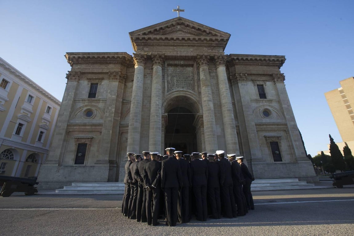 En imágenes: El Elcano homenajea a los marinos que dieron su vida por España