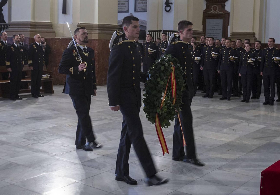 En imágenes: El Elcano homenajea a los marinos que dieron su vida por España