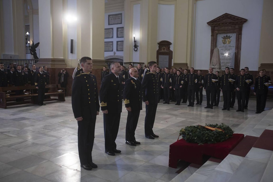 En imágenes: El Elcano homenajea a los marinos que dieron su vida por España