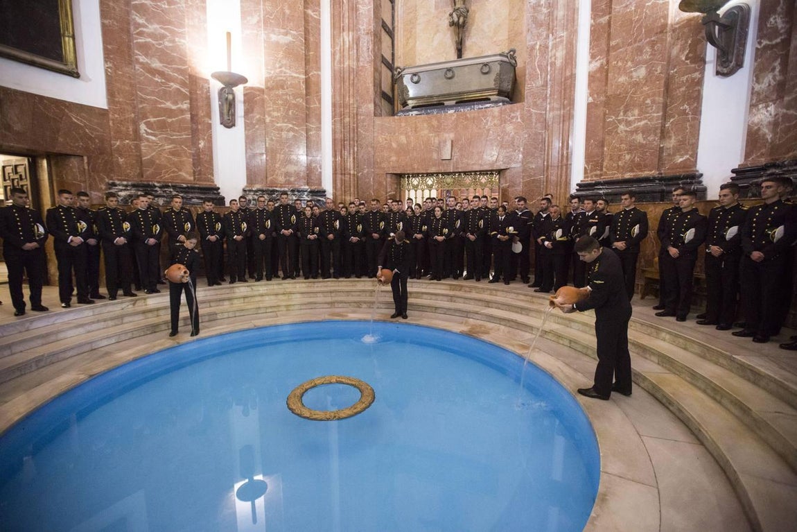 En imágenes: El Elcano homenajea a los marinos que dieron su vida por España
