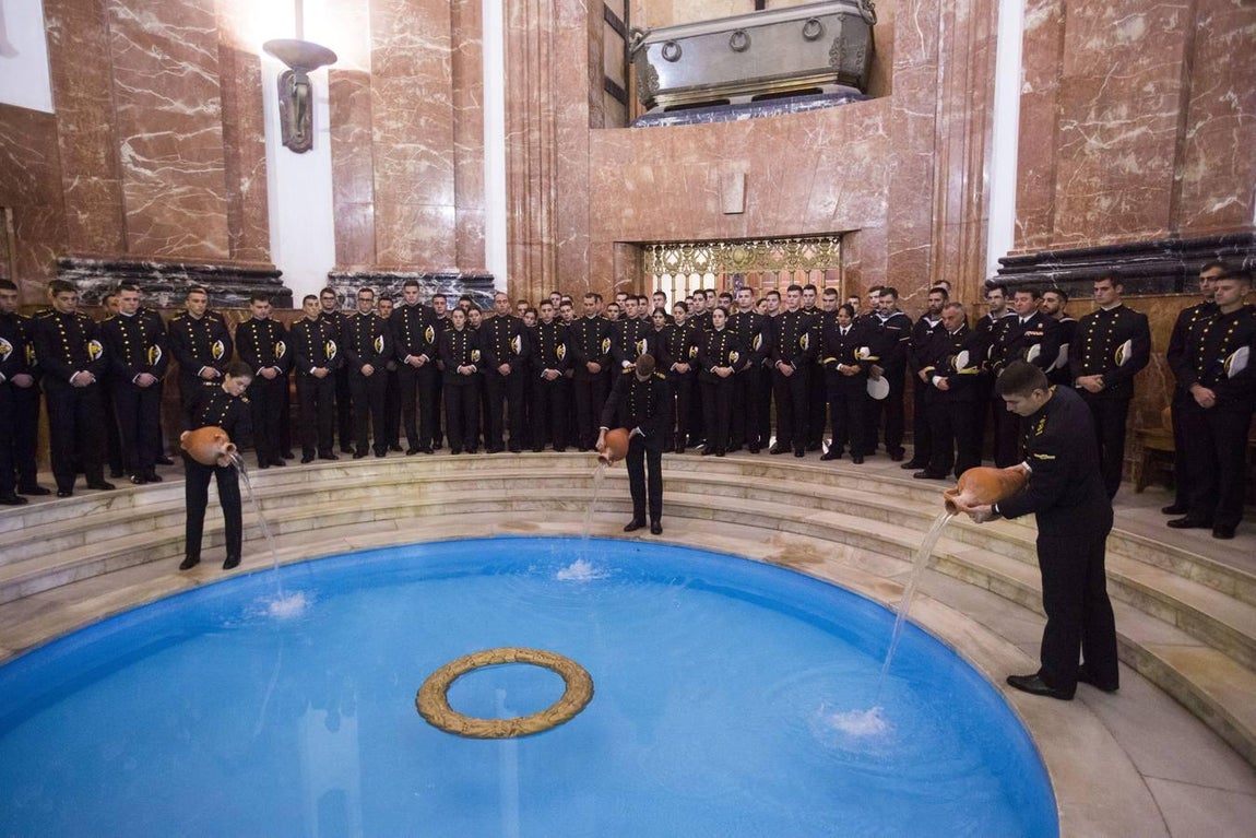 En imágenes: El Elcano homenajea a los marinos que dieron su vida por España