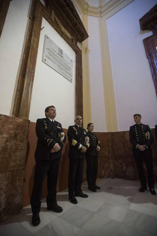 En imágenes: El Elcano homenajea a los marinos que dieron su vida por España