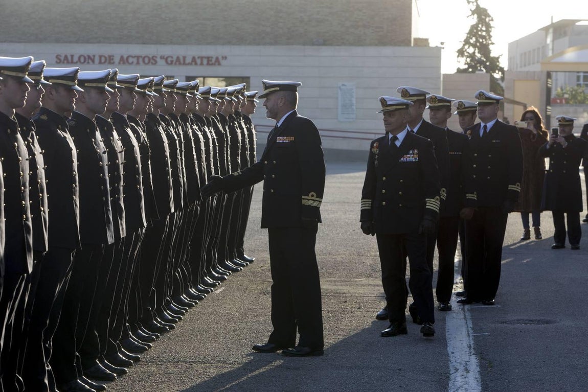 En imágenes: El Elcano homenajea a los marinos que dieron su vida por España
