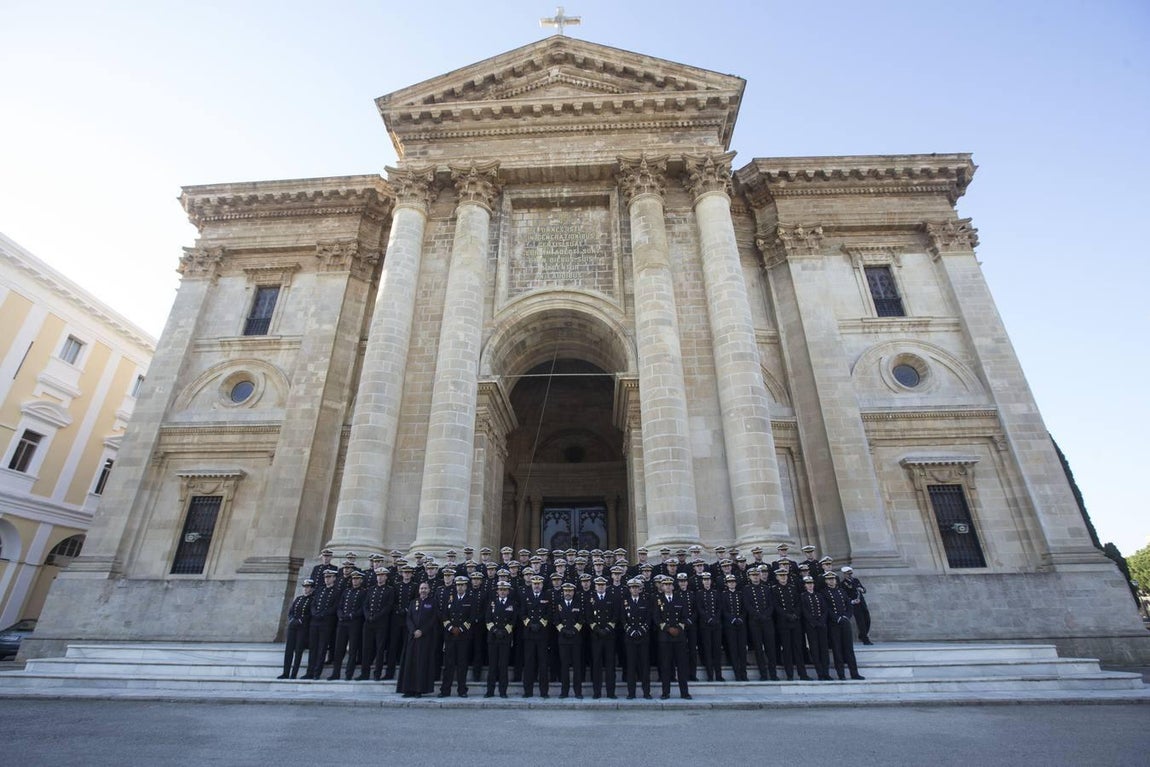 En imágenes: El Elcano homenajea a los marinos que dieron su vida por España