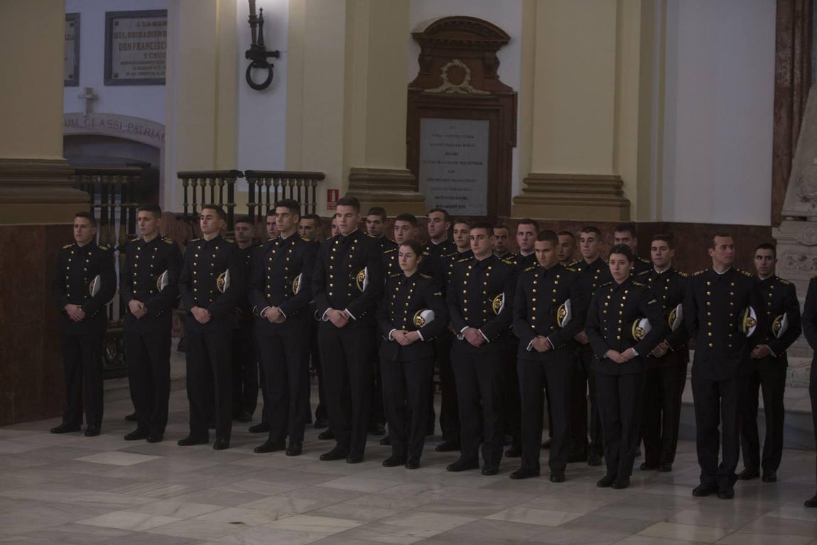 En imágenes: El Elcano homenajea a los marinos que dieron su vida por España