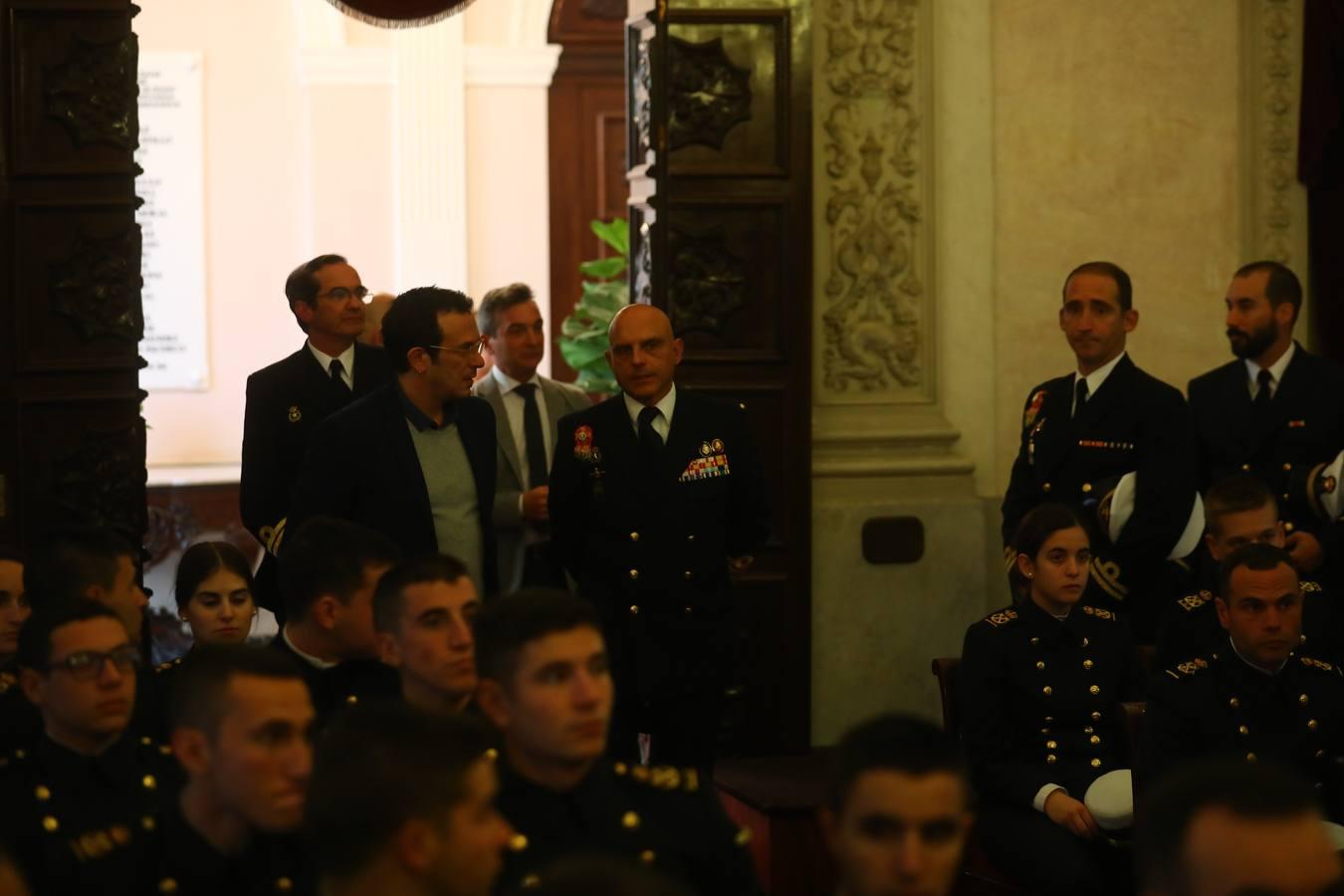 En imágenes: El alcalde de Cádiz recibe a los guardiamarinas del Juan Sebastián de Elcano