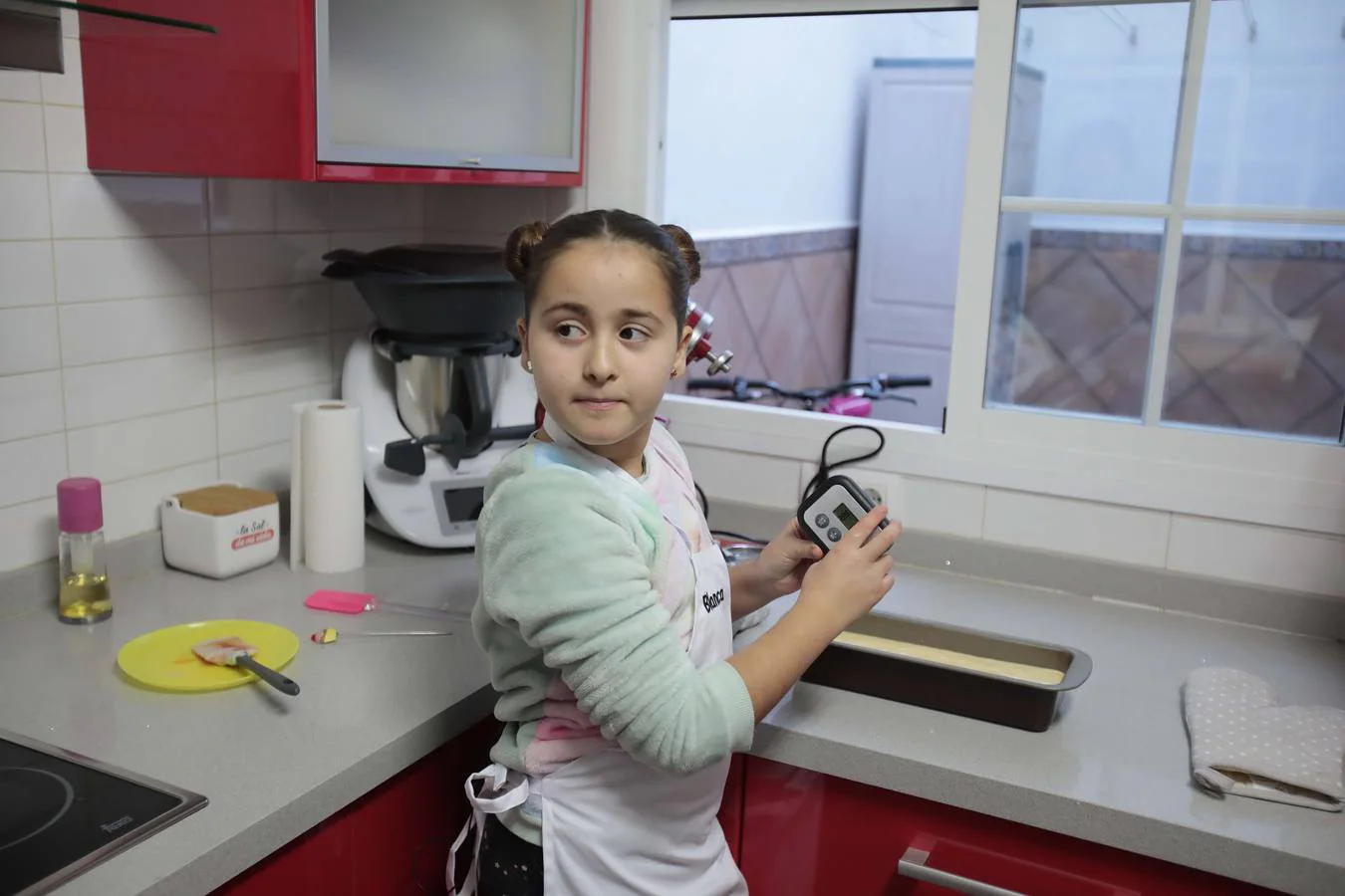 En imágenes, la aspirante a MasterChef Junior 6 Blanca Palomo cocina un bizcocho para ABC