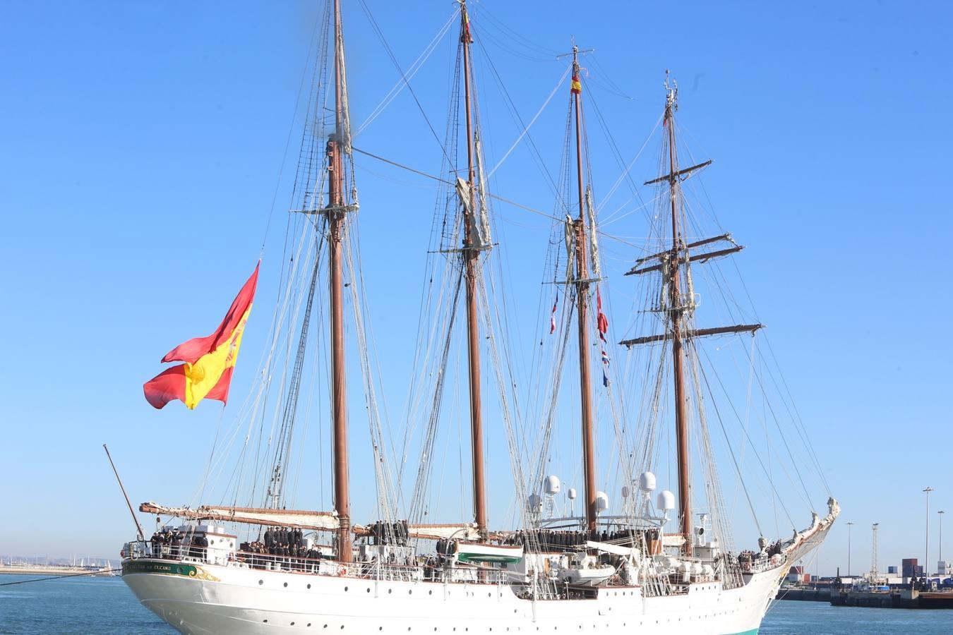 VÍDEO: Emocionante despedida del Juan Sebastián de Elcano por tierra, mar y aire