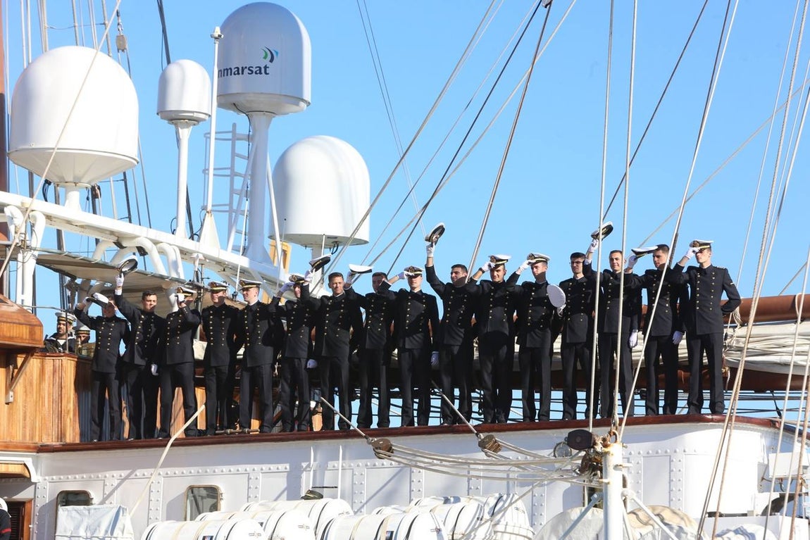 Fotogalería: Emocionante «hasta pronto» al Juan Sebastián Elcano