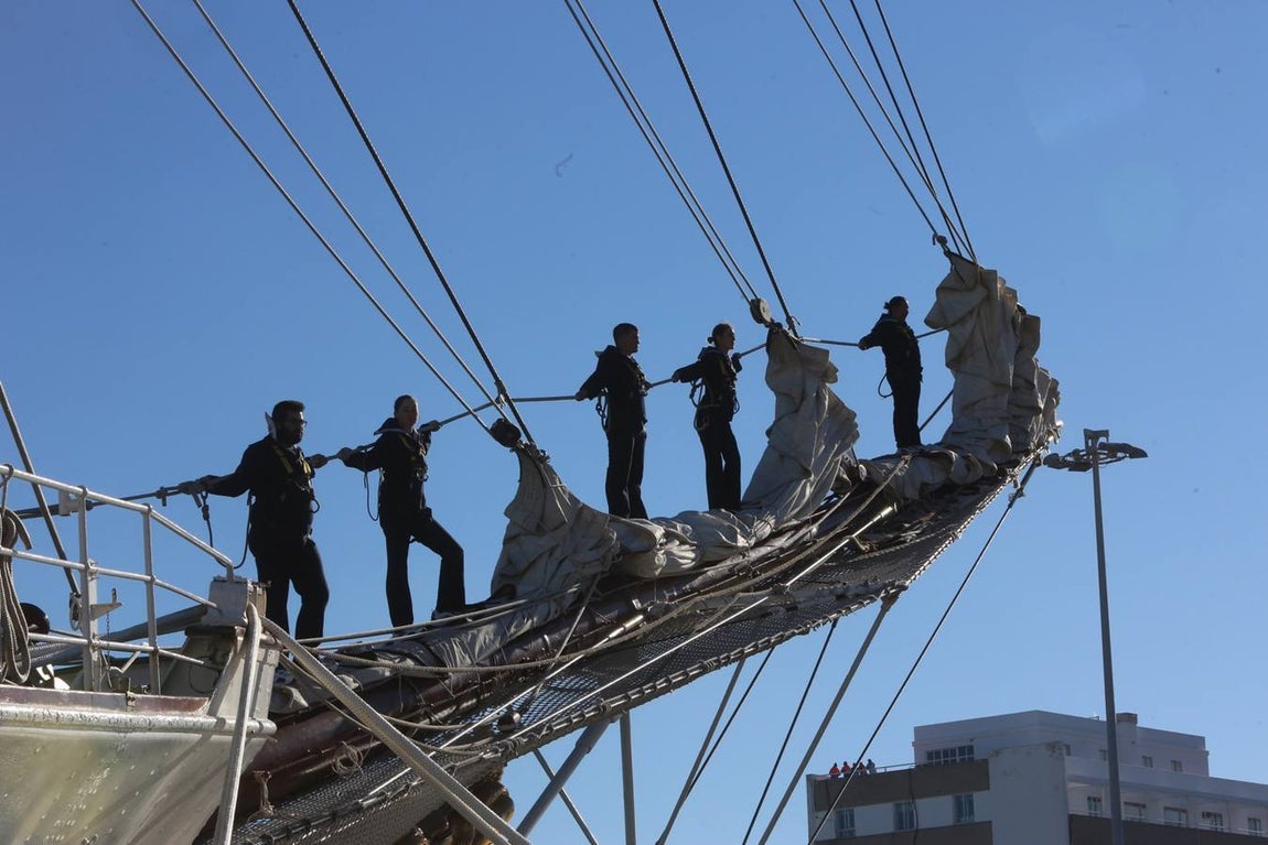 Fotogalería: Emocionante «hasta pronto» al Juan Sebastián Elcano
