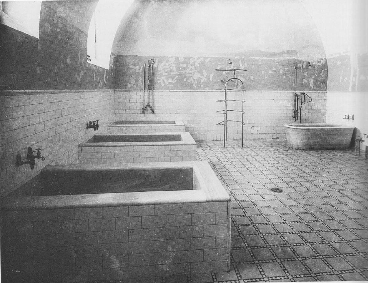 Baños y duchas en la planta semisótano a mediados del siglo XX. Fotografía Rodríguez. ARCHIVO HISTORICO PROVINCIAL DE TOLEDO. 