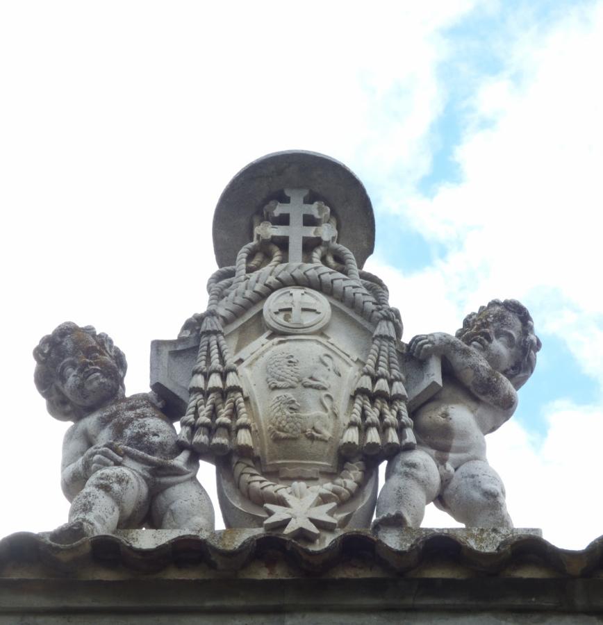 Réplica del escudo de Lorenzana en la actual Hacienda del Cardenal. Obra de Cecilio Béjar (1964). FOTO RAFAEL DEL CERRO. 