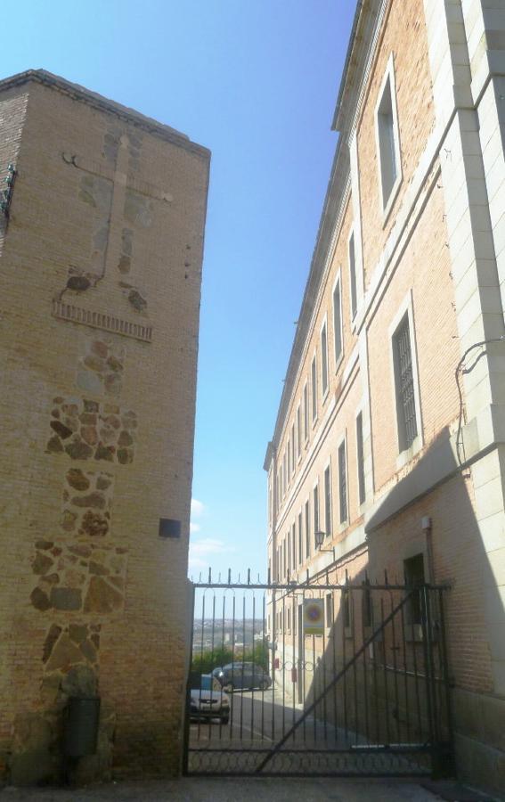 Adarve entre el Hospital y el convento de las Carmelitas donde está el oxidado rótulo que indica: Corraliza del Nuncio. FOTO RAFAEL DEL CERRO. 