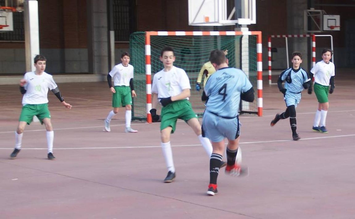 Las mejores imágenes del encuentro entre los equipos de Salesianos Atocha “A” y Jesús Maestro “B”. 