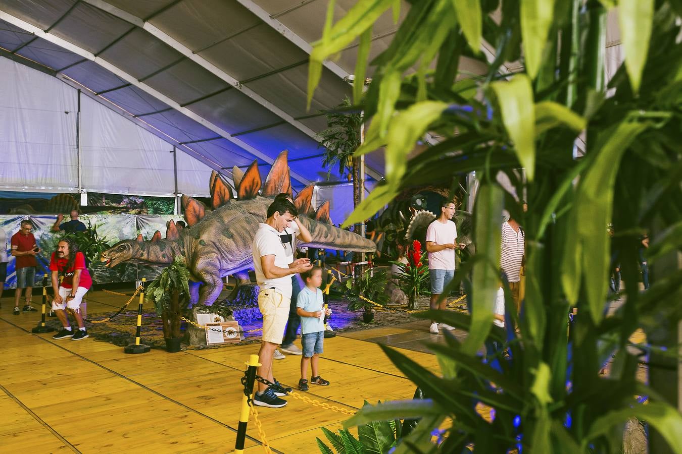 La mayor exposición de dinosaurios llega a Cádiz este sábado