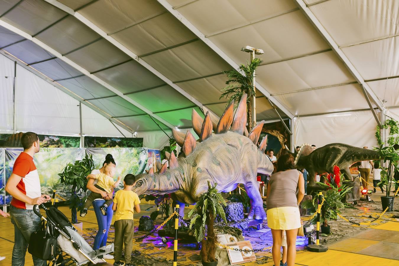 La mayor exposición de dinosaurios llega a Cádiz este sábado