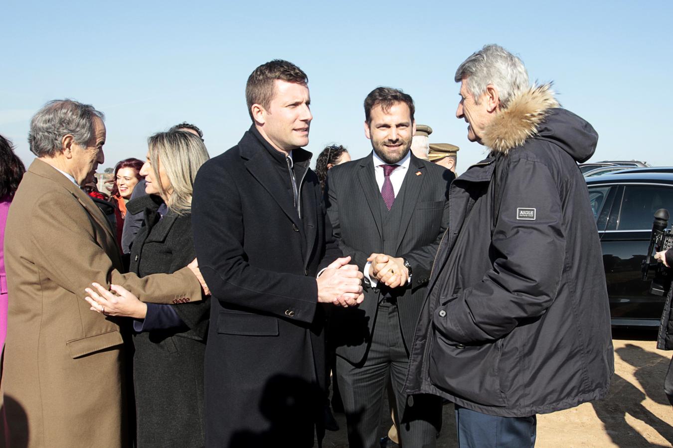 El fundador de Puy du Fou, Phillipe de Villiers: el presidente del parque temático francés, Nicolas de Villiers; el consejero delegado, Erwan de la Villeon: el director general de Puy du Fou España, Jesús Sáiz con la alcaldesa, Milagros Tolón. 