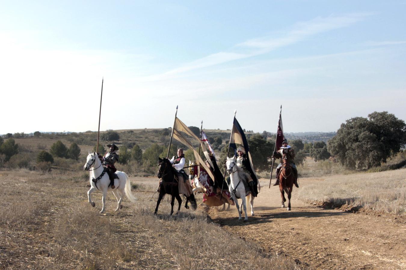 Al concluir las intervenciones, cinco jinetes han aparecido justo en el momento de plantar la encina como muestra de las intenciones de Puy du Fou en cuanto a las recreaciones históricas que pondrá en escena a partir del 30 de agosto. 