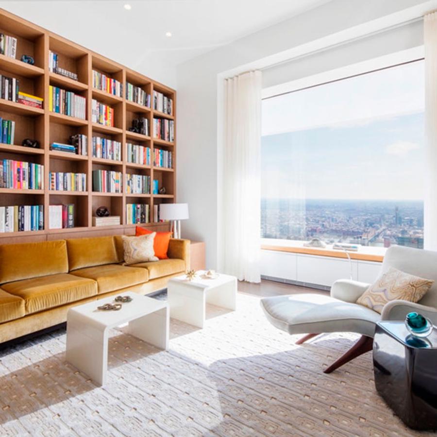 Biblioteca. A ambas celebridades, cada una con dos hijos de matrimonios previos, les encanta el edificio pero al parecer necesitan algo más grande para su amplia familia y están buscando nueva vivienda en el centro de Nueva York.