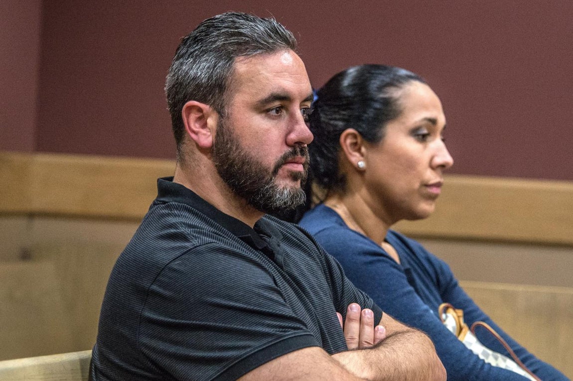 El hermano y la esposa de Pablo Ibar, minutos antes del veredicto. 