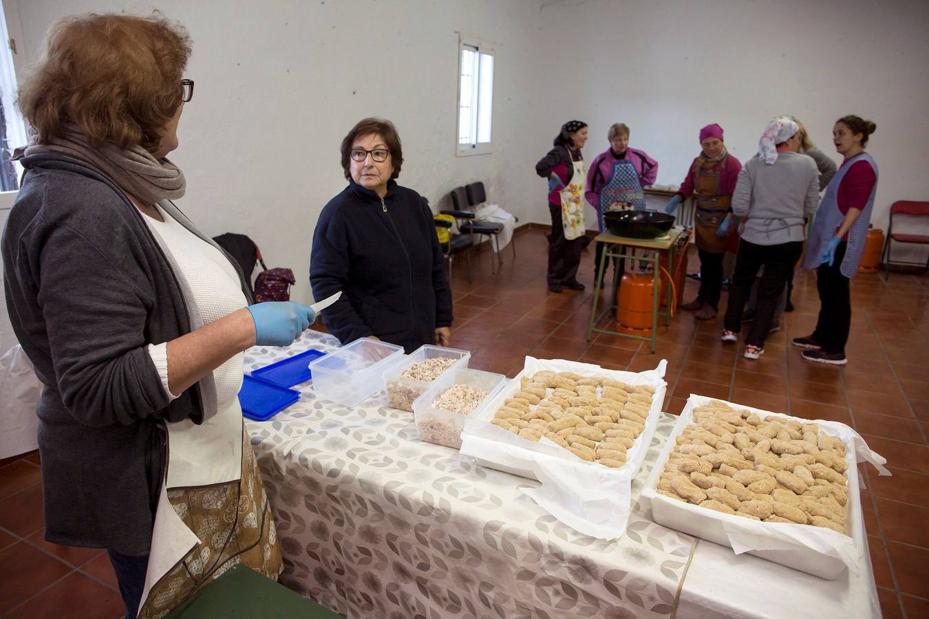 Vecinas de la localidad cocinan comida para los miembros del dispositivo de rescate. 