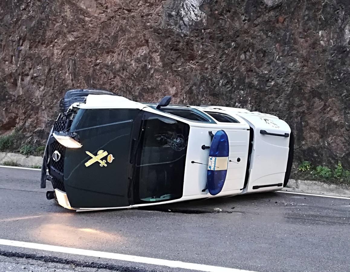 Un tododoterreno de la Guardia Civil del operativo de rescate ha volcado hoy en la carretera de acceso a la localidad. 