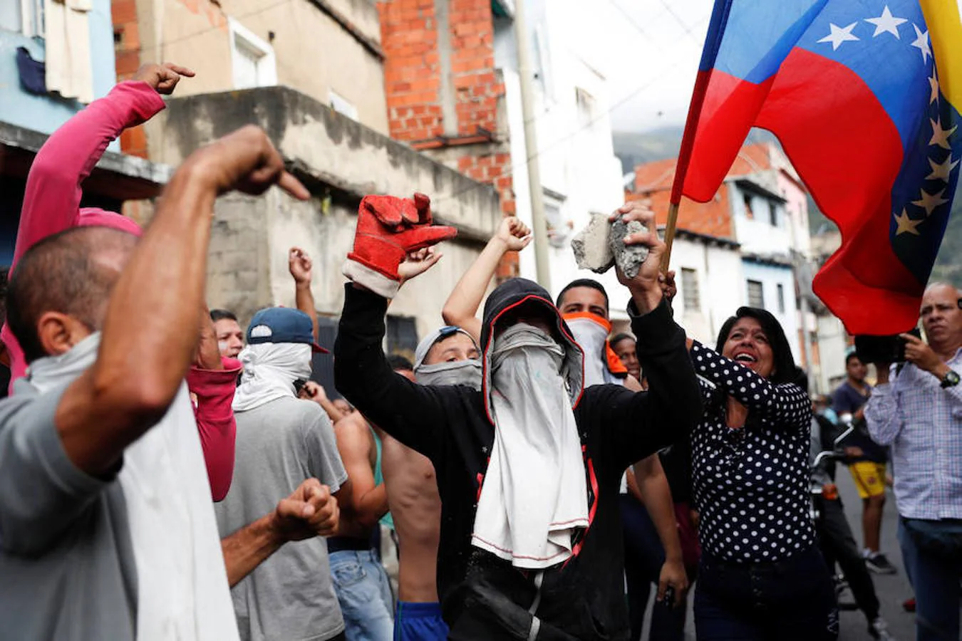 Las imágenes más dramáticas de la sublevación militar en Venezuela. Varios manifestantes corean cánticos contra Maduro, mientras uno de ellos sostiene una bandera de Venezuela