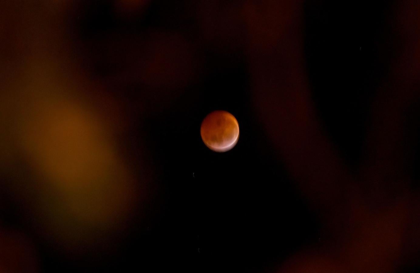 La Luna rojiza, vista desde Encarnación, Paraguay.. 