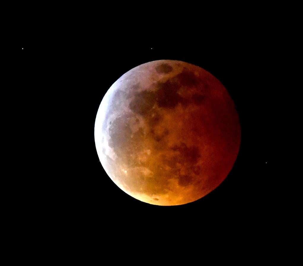 Esta Luna se llama de sangre por su color rojizo. Y de lobo, porque a las lunas de enero se les llama de lobo. La imagen ha sido tomada en Burbank, EE.UU.. 