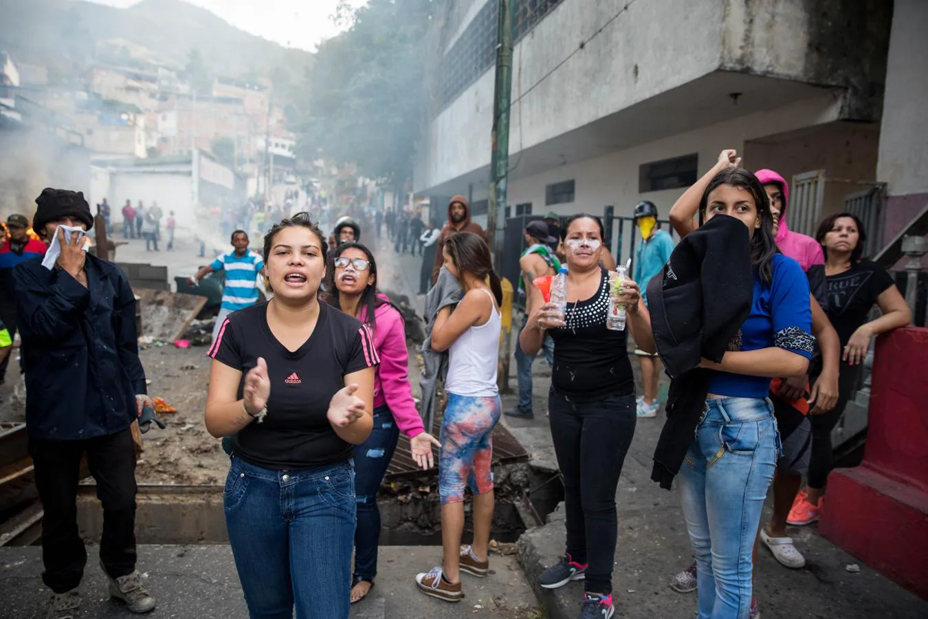 Las imágenes más dramáticas de la sublevación militar en Venezuela. Vecinos del barrio de Cotiza, al norte de Caracas, manifiestan en las calles en apoyo a los militares sublevados