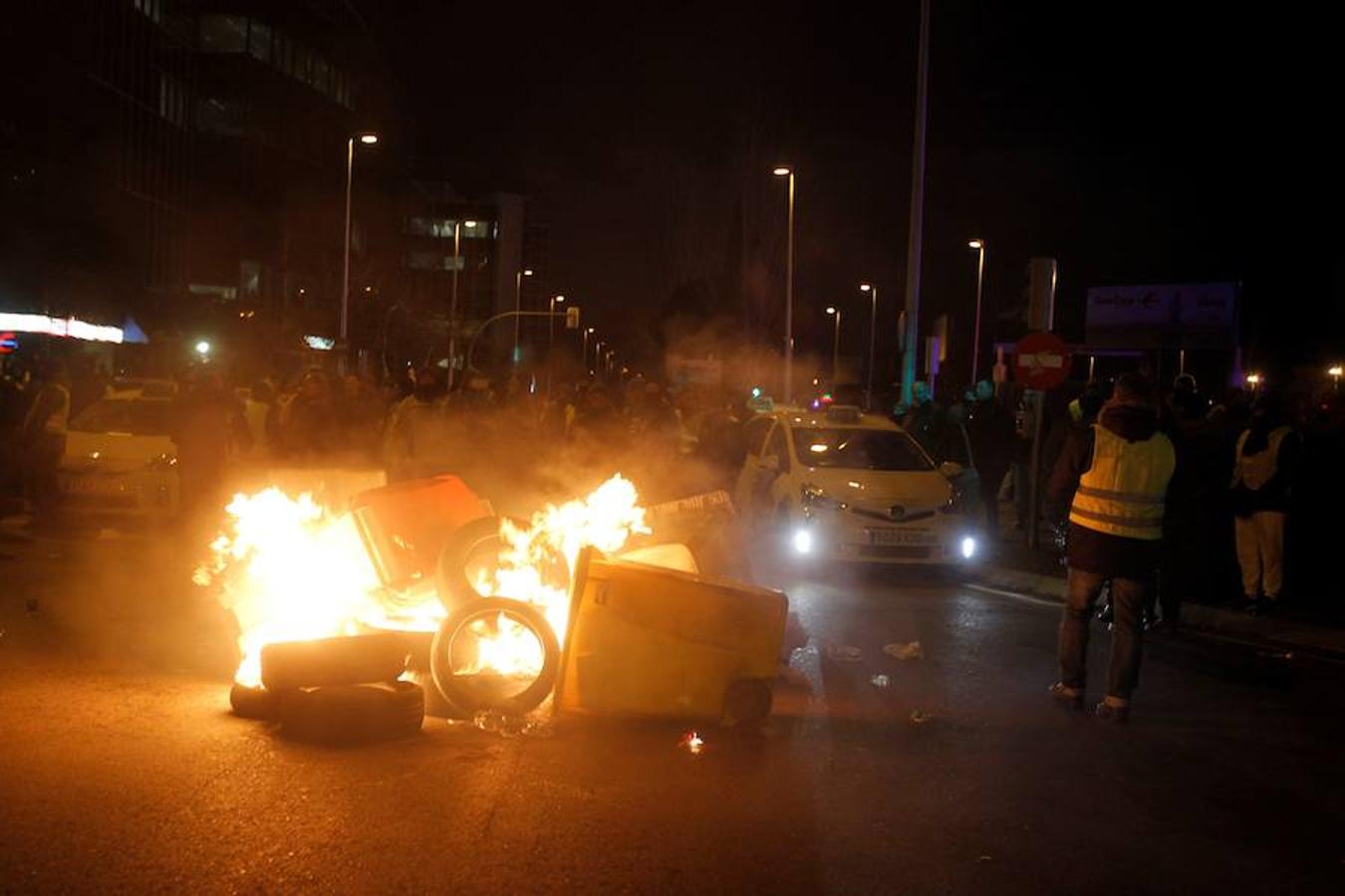 Los taxistas elevan la tensión en la tercera jornada de huelga en Madrid