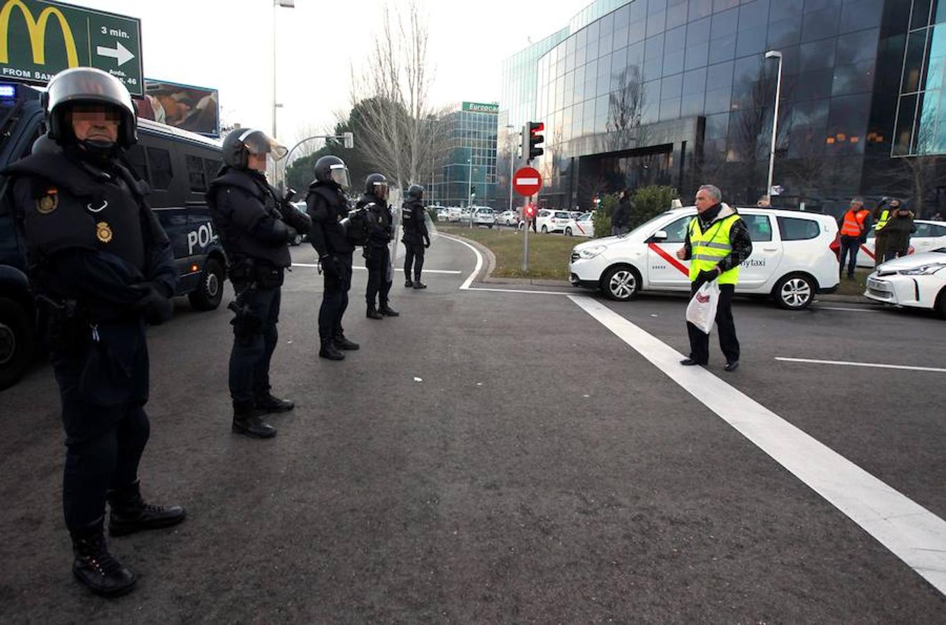 Los taxistas elevan la tensión en la tercera jornada de huelga en Madrid